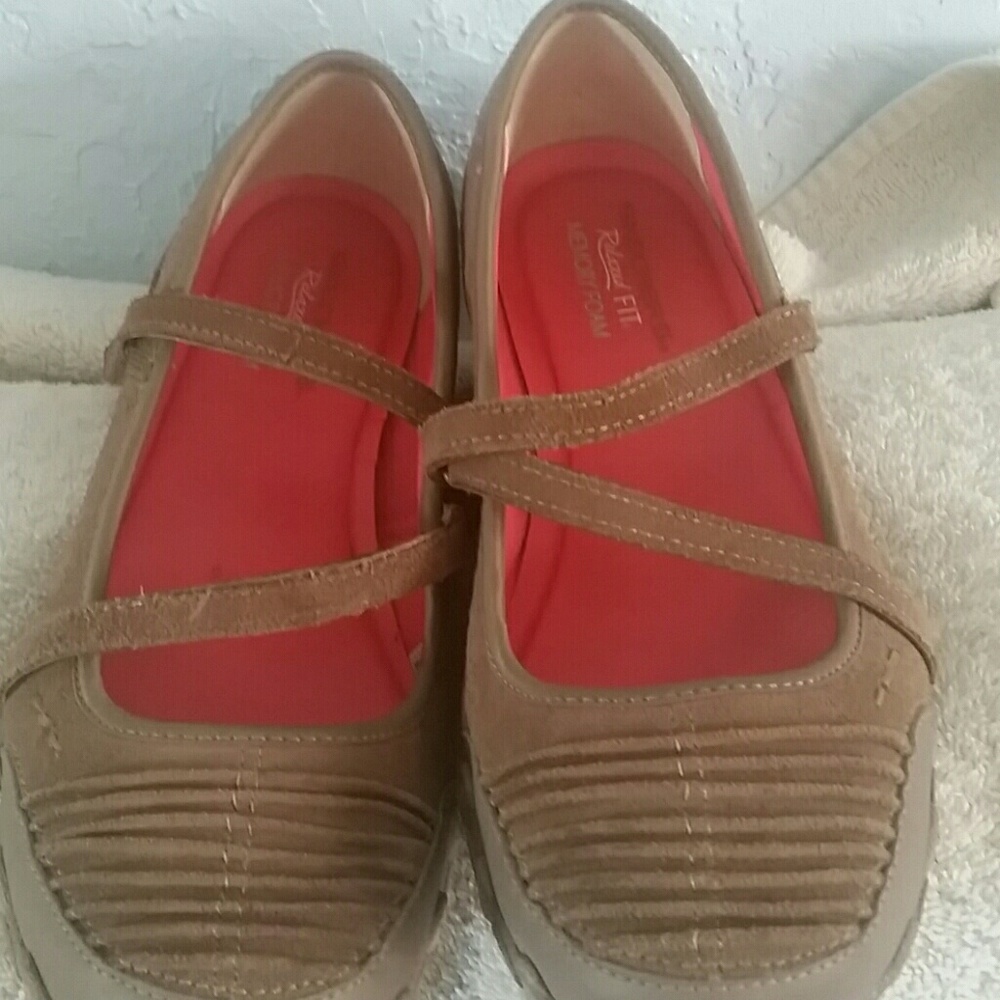 Skechers relaxed fit memory foam size 8.5